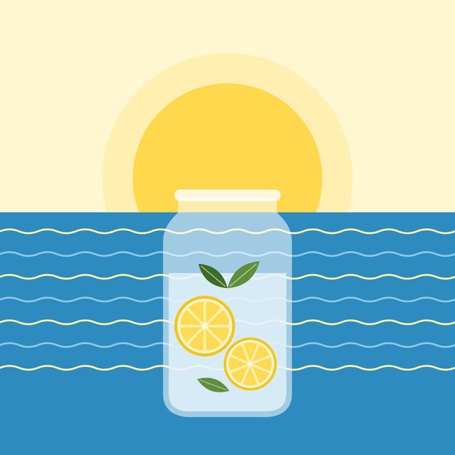 Denizin üzerinde yükselen yaz güneşi ve limonlu su sürahisi